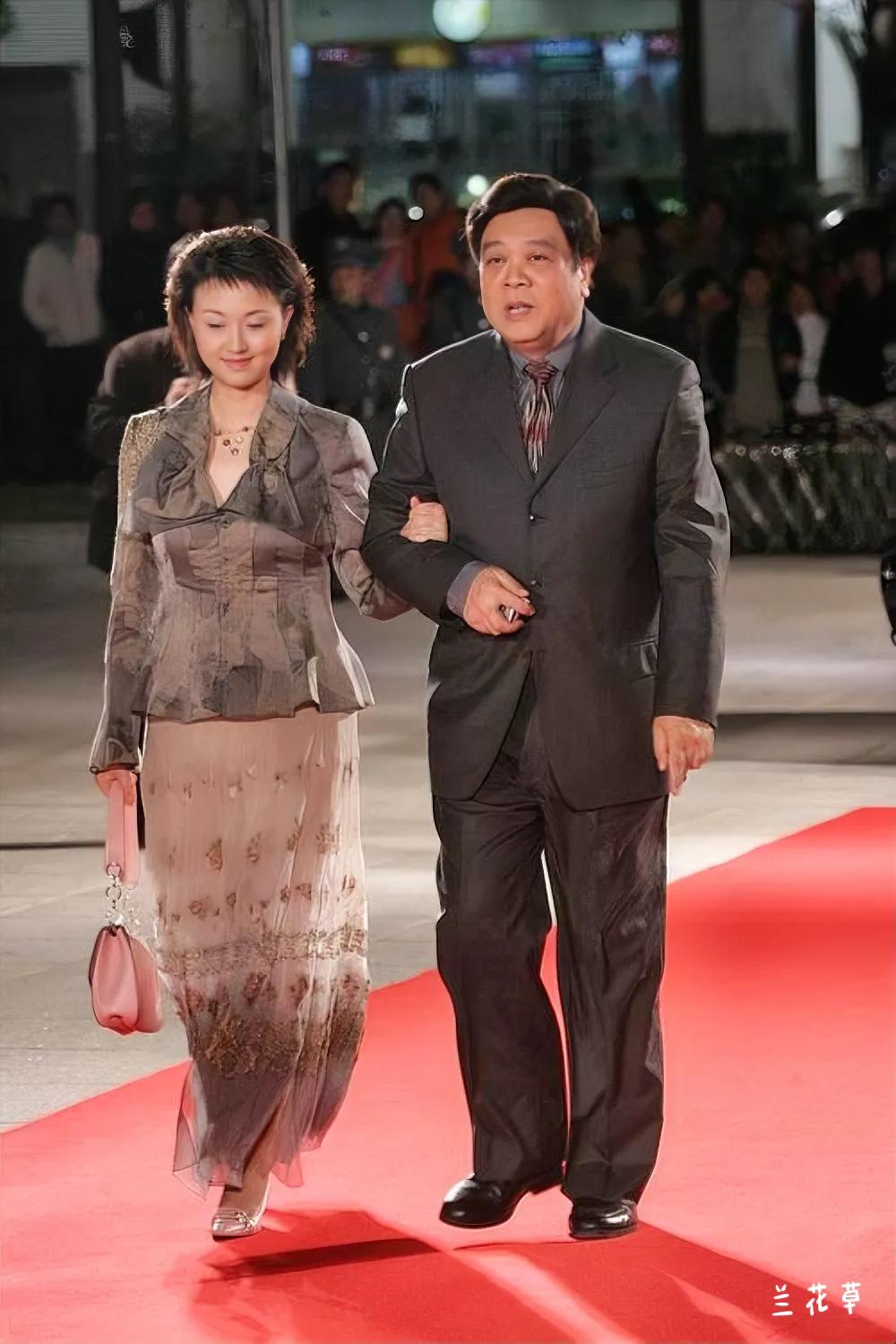 看当年（2005年）赵忠祥老师携主持人曾涛走红毯的场景。
只见，赵忠祥老师和蔼可