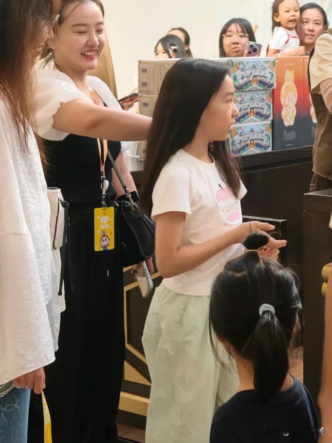 佟丽娅带着儿子朵朵和干女儿小酒窝，现身泡泡玛特游乐园游玩，一到周末，再大的大明星