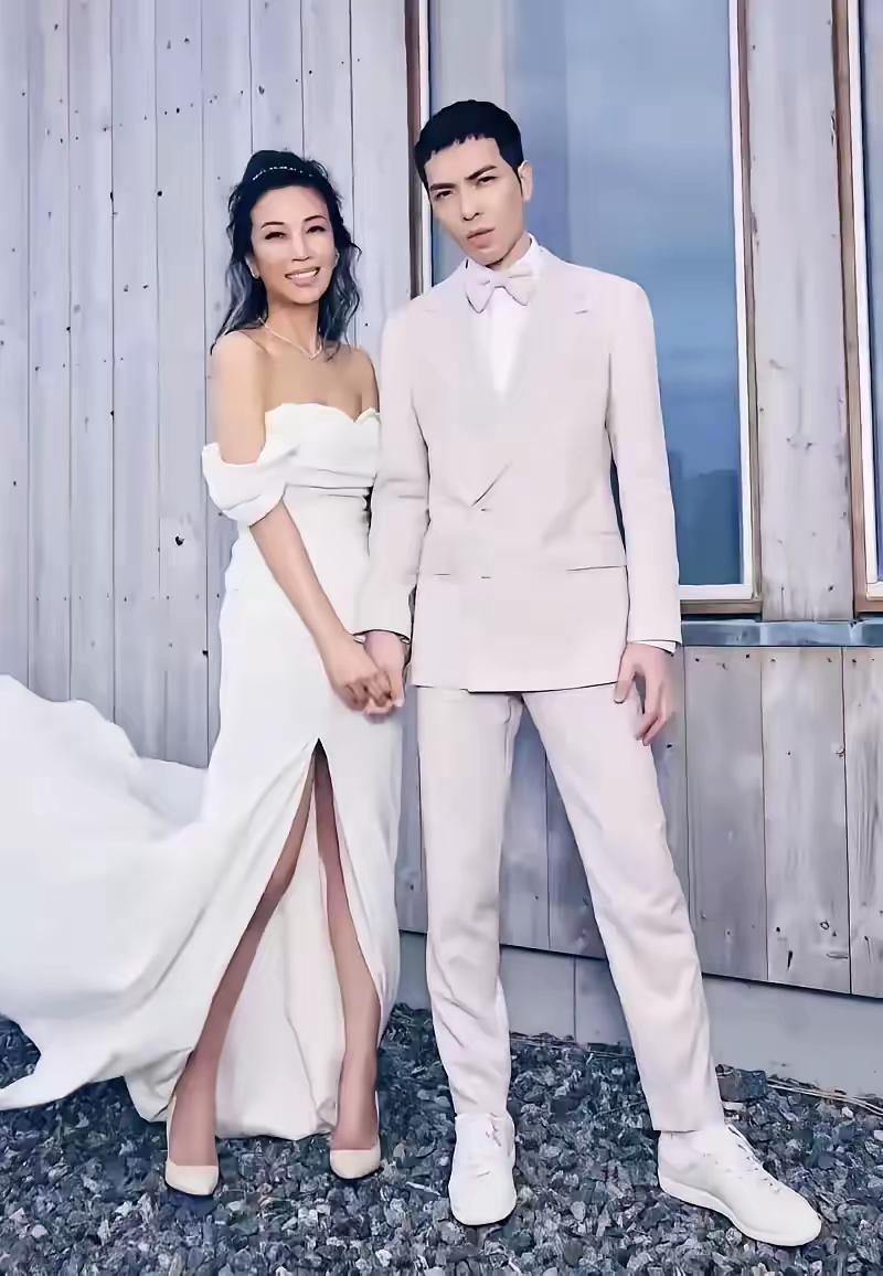 最成功的姐弟恋，他公开表示：很爱我的老婆，她能够嫁给我，我太幸运了。我每天睡醒睁