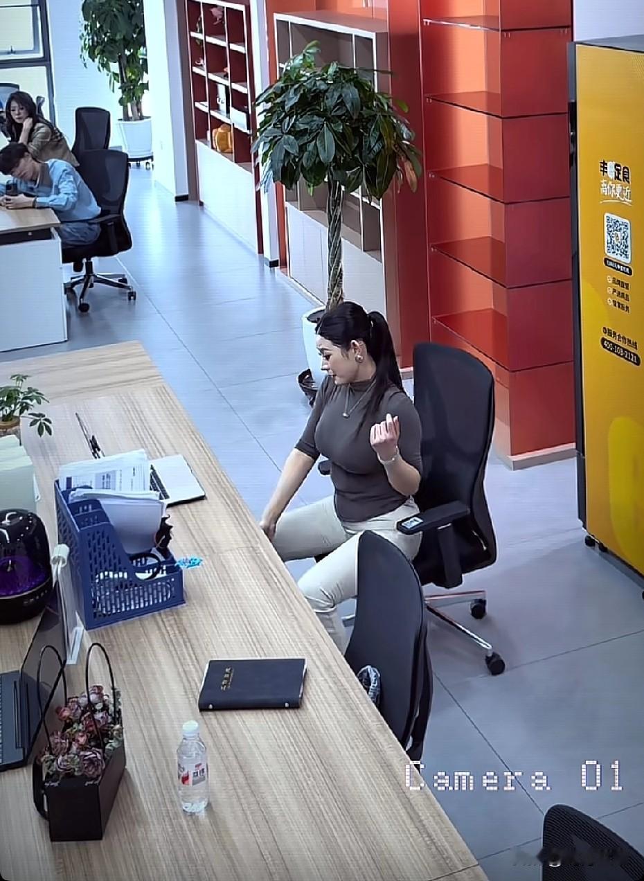 办公室椅子舞这是要开辟新赛道了吗？最近短视频经常刷到一些身材哇塞的小姐姐，踩着高
