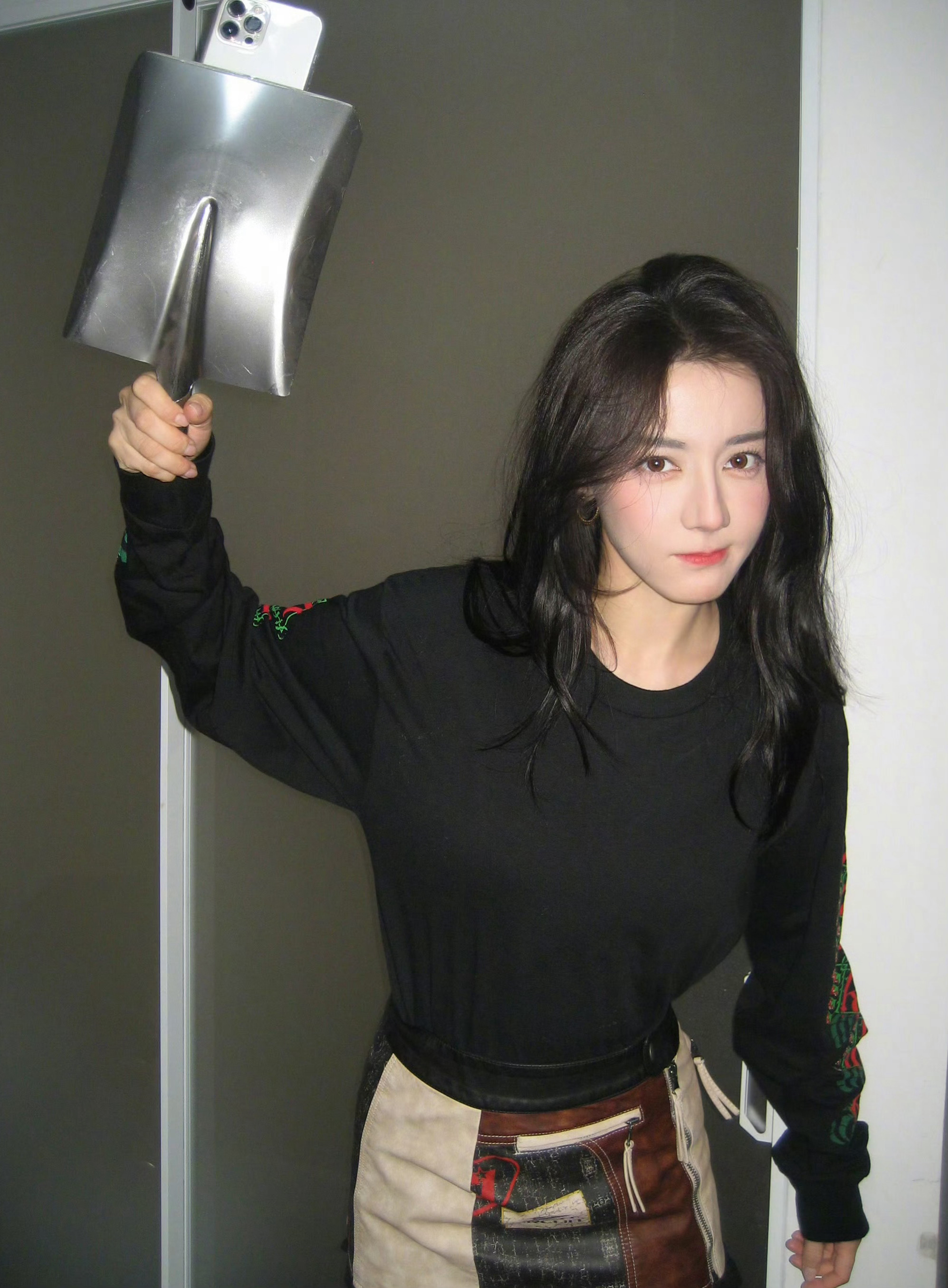 谁给迪丽热巴买的手机壳 是谁给迪丽热巴买的拖鞋和铲子手机壳呀，这也太抽象太好玩了