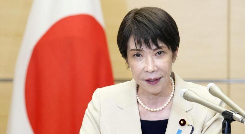 日本首相高市早苗最近有点坐不住了。
《周刊文春》连续三周爆出猛料，说她团队雇人做