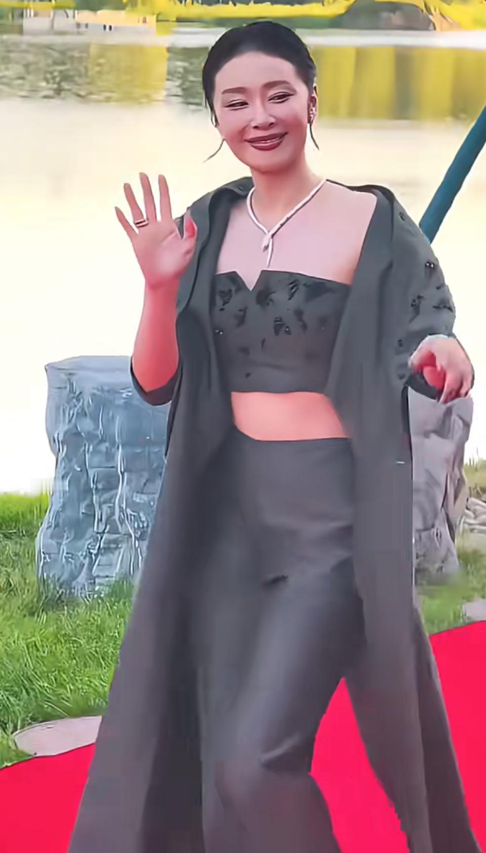 红毯就像一个大舞台，能把人的独特魅力无限放大。像章子怡，刚在三亚惬意晒太阳，转头