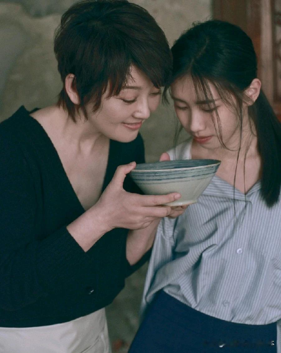 徐帆，这位在中国影视界享有盛誉的女演员，近日携手她18岁的养女徐朵，首次共同登上