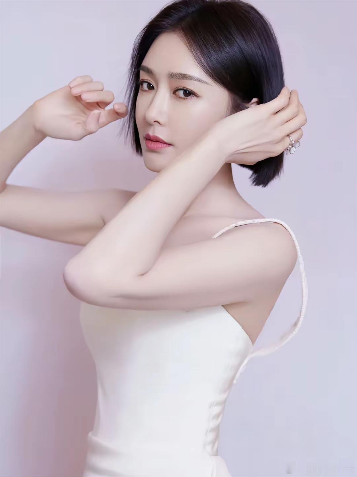 秦岚这状态绝了，岁月静好的样子真美，愿大家都被温柔以待～ ​​​