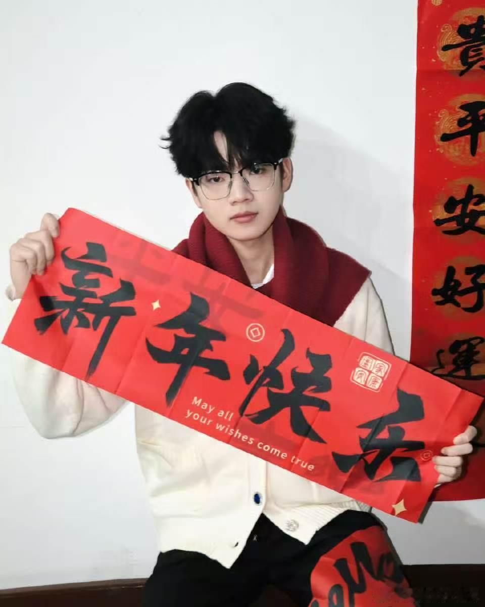 花花新年照片好萌 新年第一波可爱由花花承包，这样的萌神谁能不爱！ 