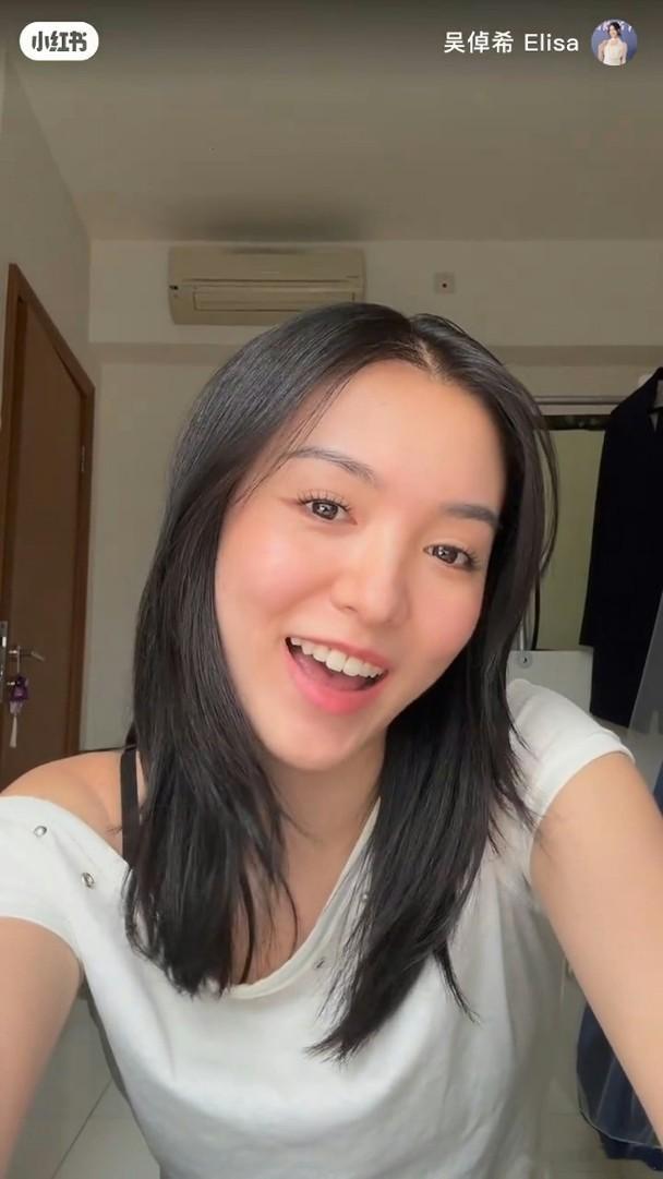 港姐大熱吳倬希日前形象改造後，昨日卻突然正式宣布退賽，消息令人驚訝，而她昨晚亦在