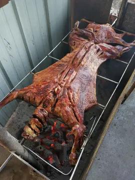 重庆这位王女士，除夕夜这一顿饭，吃得是真堵心。

她带家人在南滨路一家烤全羊店花