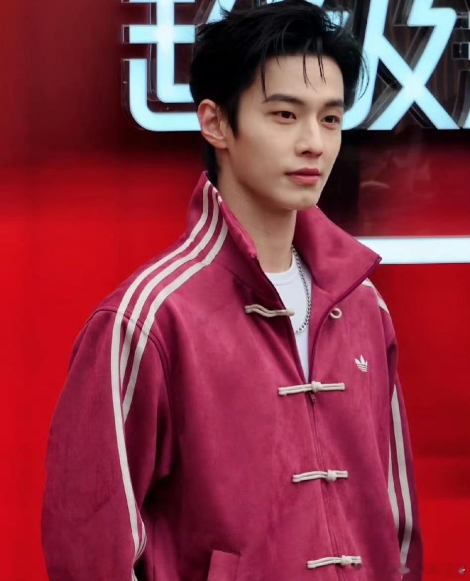 陈哲远、何与今天线下活动生图，来看谁状态更佳？ 