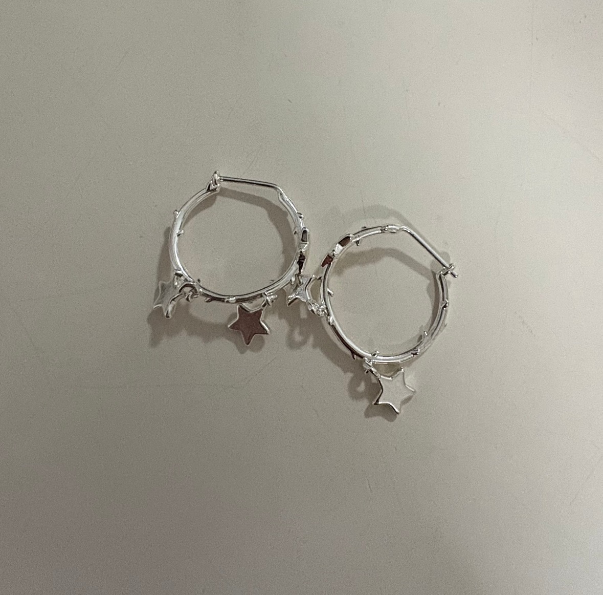 打耳洞快一年半了戴这种耳圈还是会被搞出血[单身狗] ​​​
