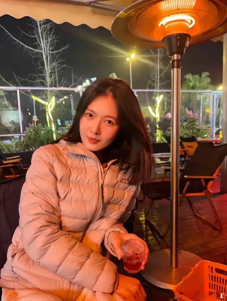 长了一张又像少女又像少妇的脸。 