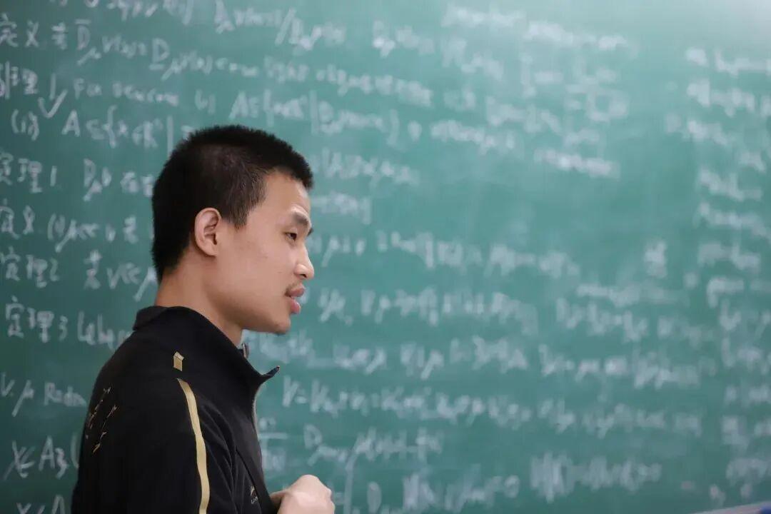 韦东奕带货，在很多人看来，跌碎了此前的韦神滤镜，有不少粉丝感觉非常失望，认为韦东