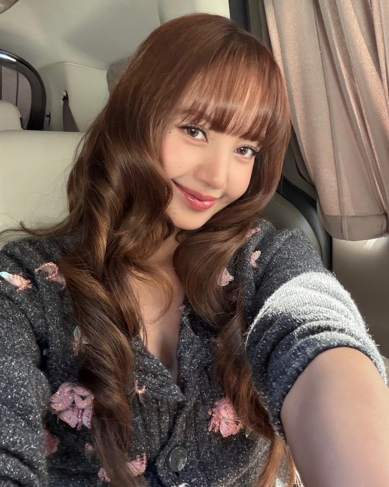 不知道 Lisa 为什么一定要戴美瞳。