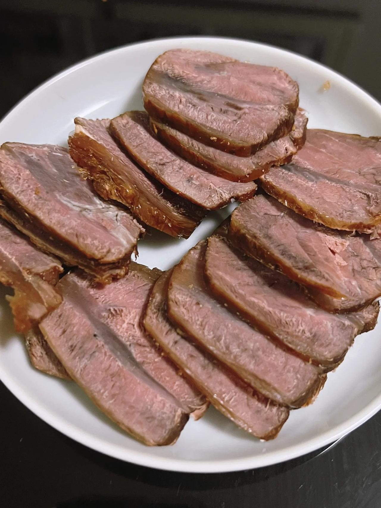 【中秋团圆酱牛肉】让你的味蕾在此燃烧！
这道美味的团圆家常菜，酱香浓郁，口感鲜嫩