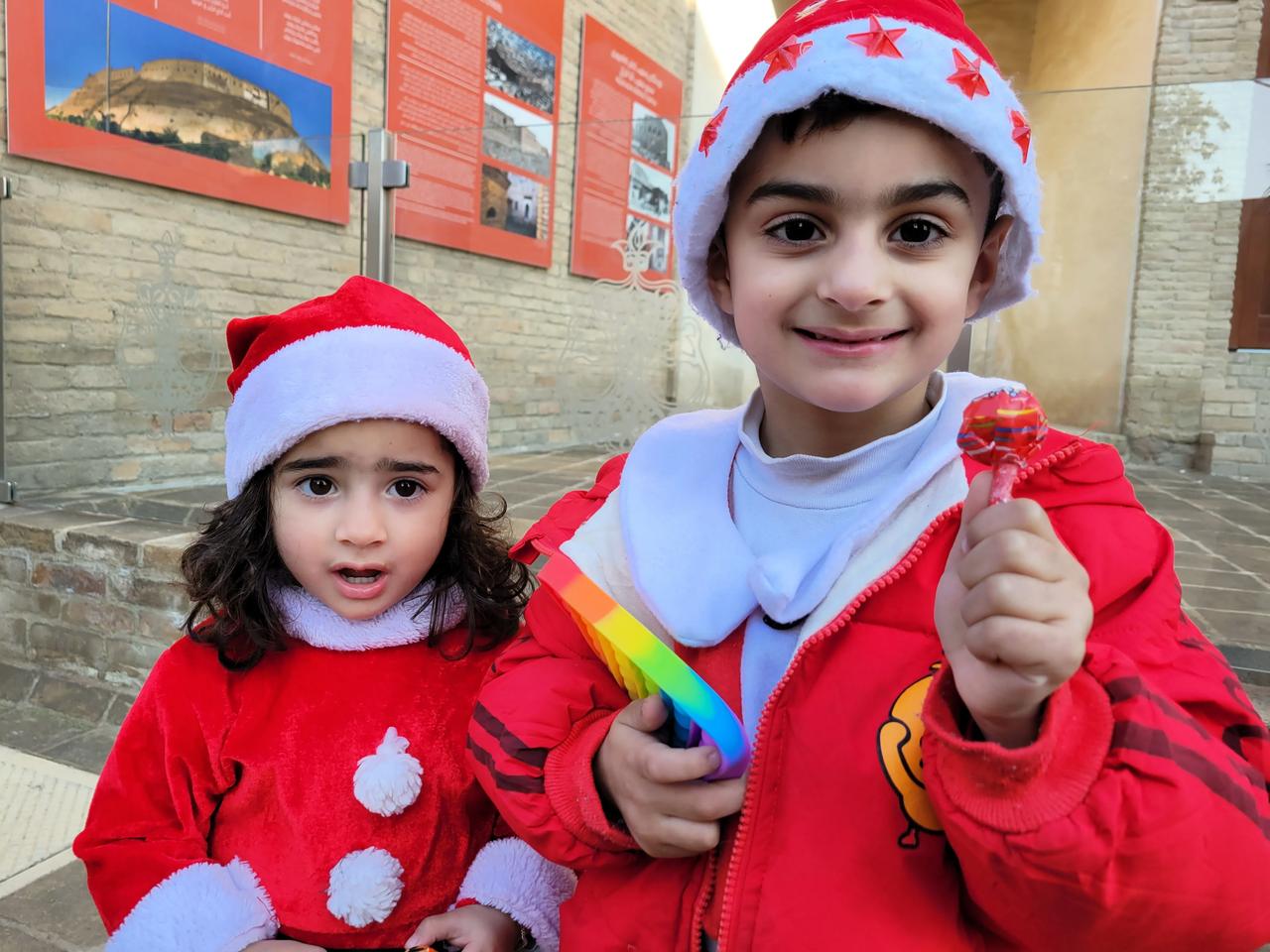 中国人在伊拉克真的太受欢迎了
很多小朋友屁颠屁颠的跑过来合照
拍完之后一脸开心的