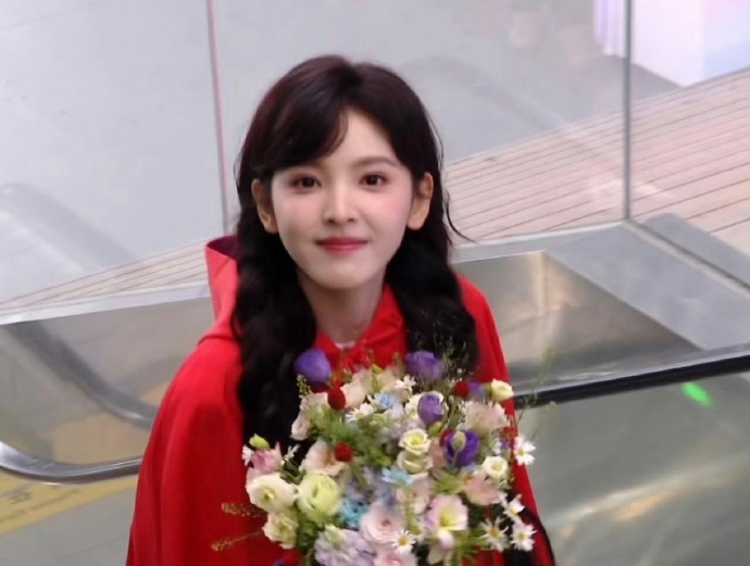 章若楠小红帽造型灵气杀 红色斗篷搭配手持花束，活脱脱从童话书里走出来的小红帽，灵