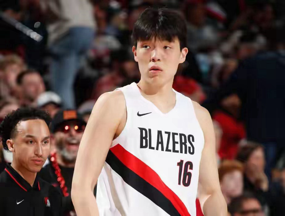 杨瀚森亮相NBA季后赛创历史！中国男篮新星52秒登场成第5人，里程碑时刻引全网热