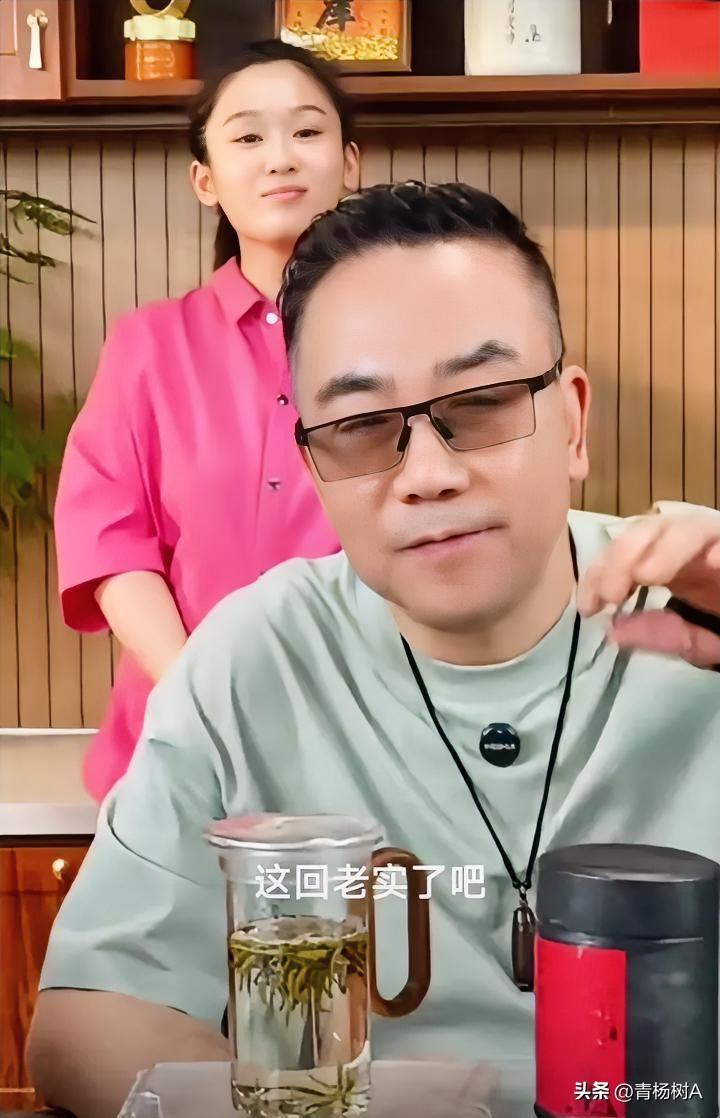 “让你瞎改，这回老实了吧？什么你全敢改，这次叫国家管管你。“

郭德纲改红歌摊上