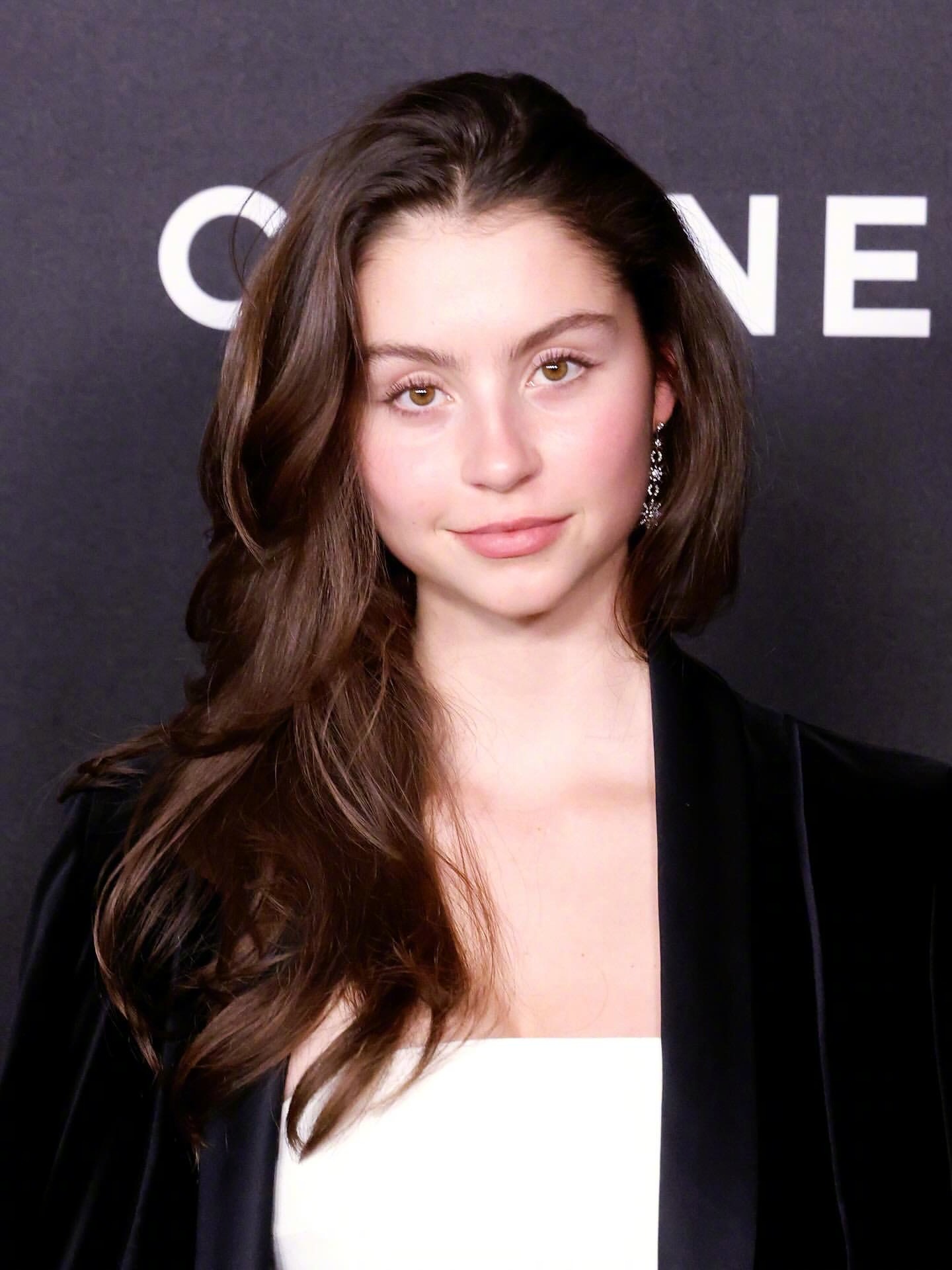 22岁的卡瑞斯·道格拉斯亮相现代艺术博物馆年度电影慈善晚会，媒体盛赞其完全继承了