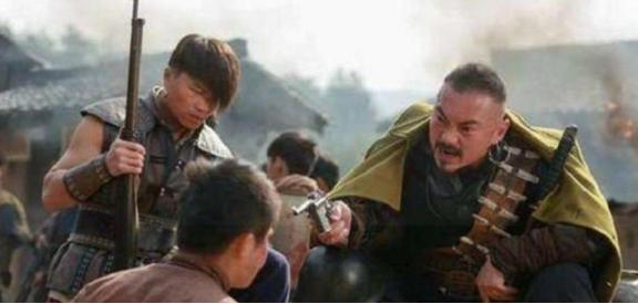 1965年，桑植县三个村民上山砍柴，看到一对男女坐在岩石上，三人惊呼：“这不是土
