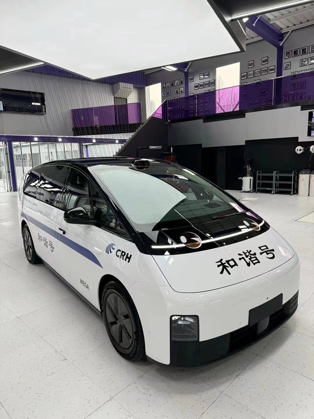 高铁涂装这里辆Mega在隔壁刷屏了，不知道是用户改的还是理想官方的车。前面画了两