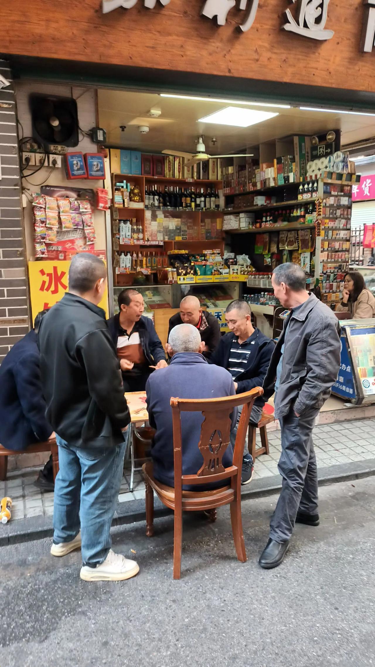 港深两地交融，深圳市井一瞥。感曰：借力香港横空鹏城，背靠祖国明珠泛光。