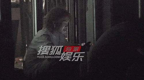 不知真相的人还以为是哪个小混混。 ​​​