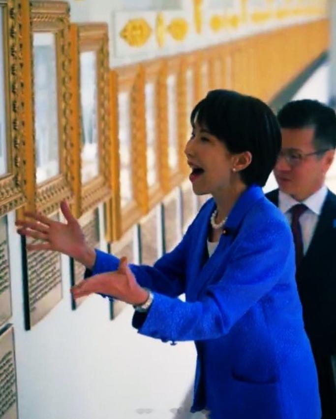同样是参观白宫内展示历任美国总统肖像的名人堂，想起了高市早苗 夸张的神情！ ​​