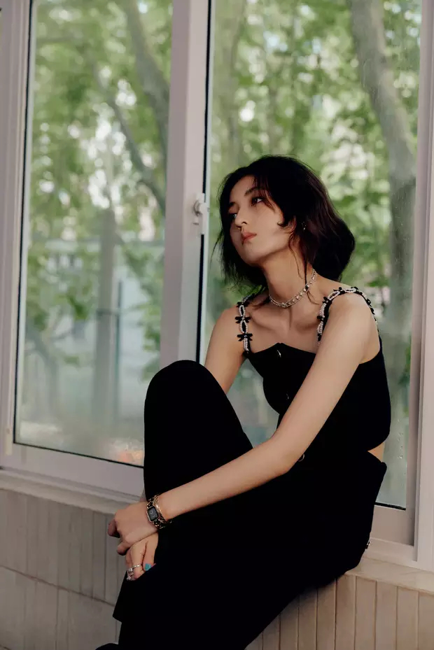 张子枫穿黑色吊带搭配黑色裤装现身上海电影节，照片里的她身材窈窕，短发造型干练帅气