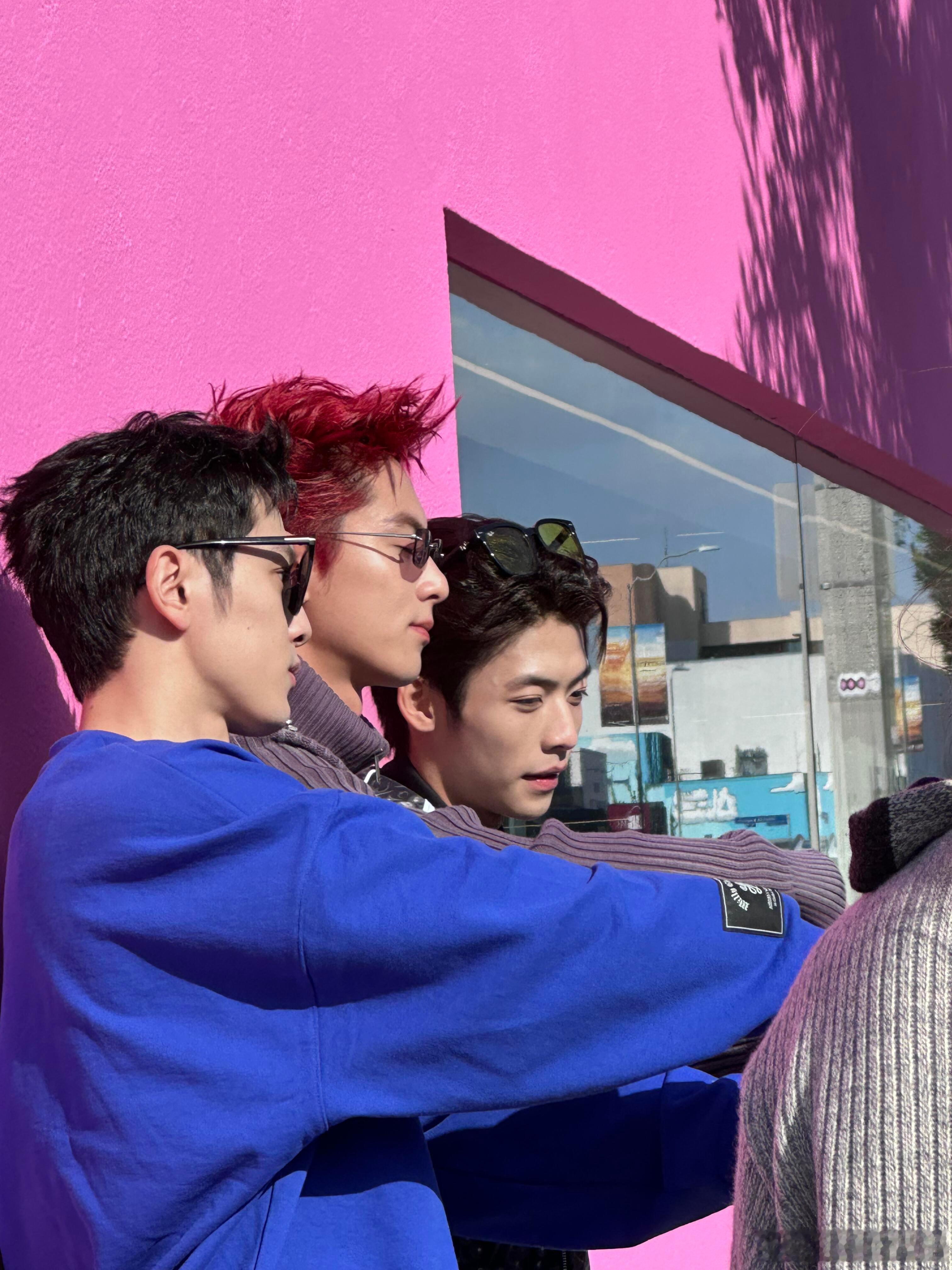 王鹤棣洛杉矶街头拍摄网友LA粉墙偶遇王鹤棣 求偶遇教程 