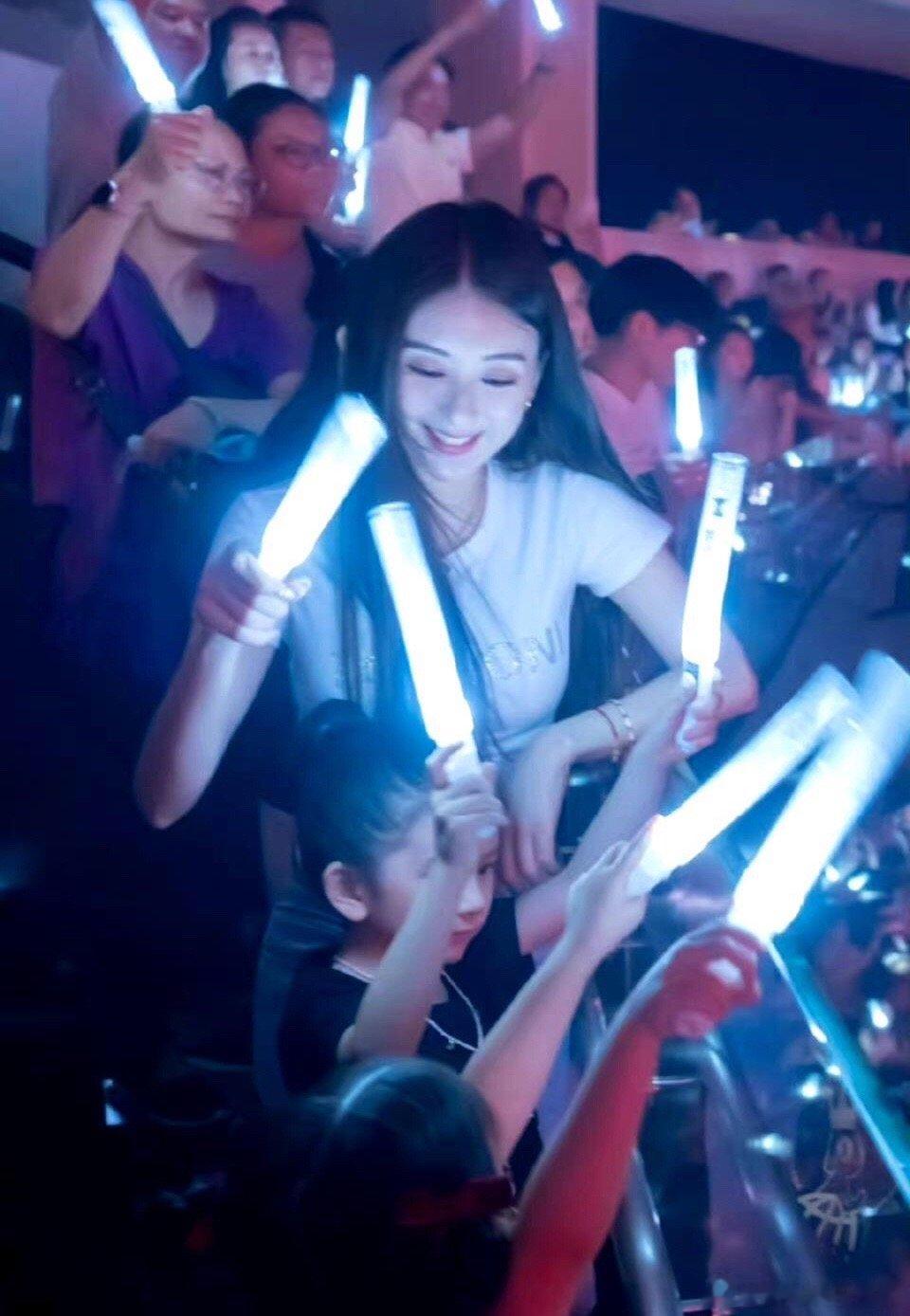 #郭富城方媛女儿近照#郭富城妻子方媛带女儿去看他的演唱会，女儿近照鼻梁高挺好漂亮