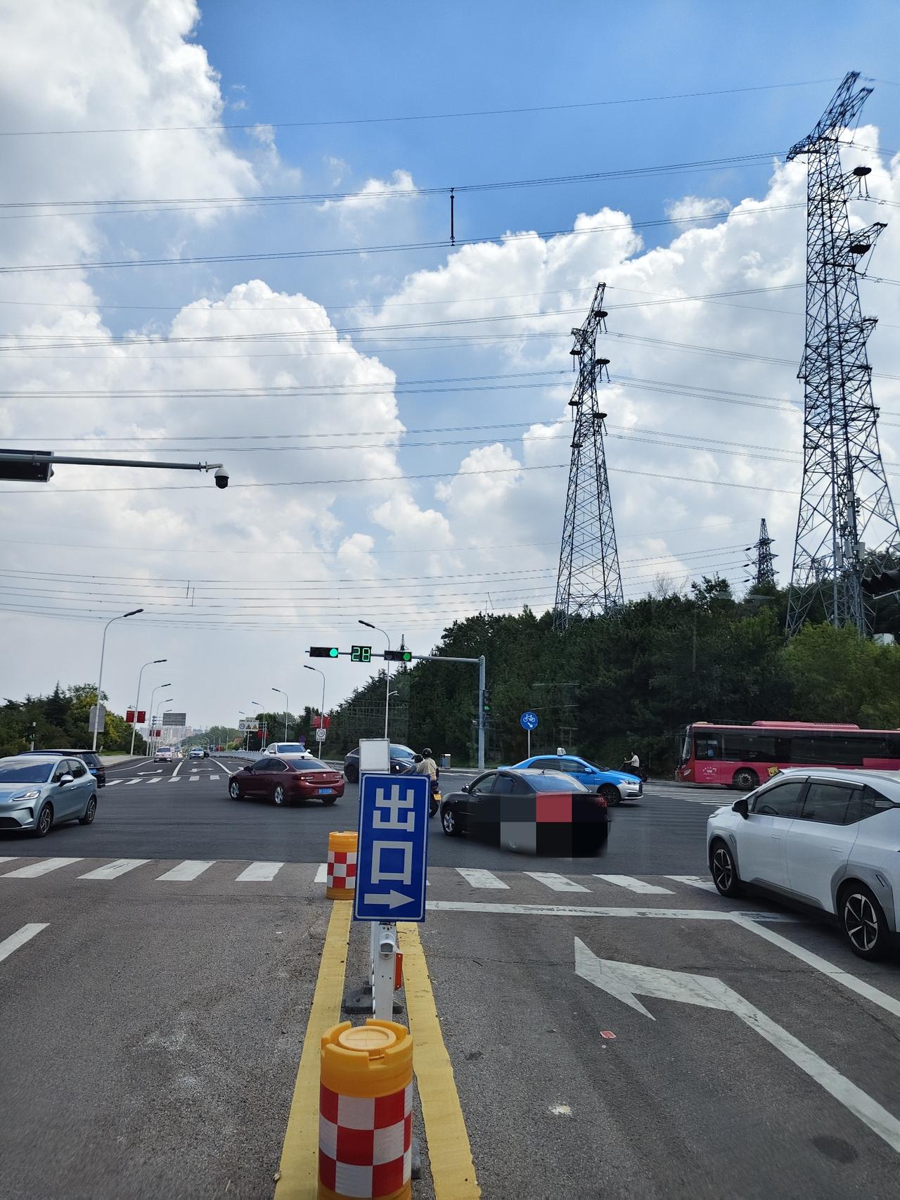不知道大家发现没有，虽然最近威海很热但风景真的是绝美，像这种蓝天白云的美景经常会