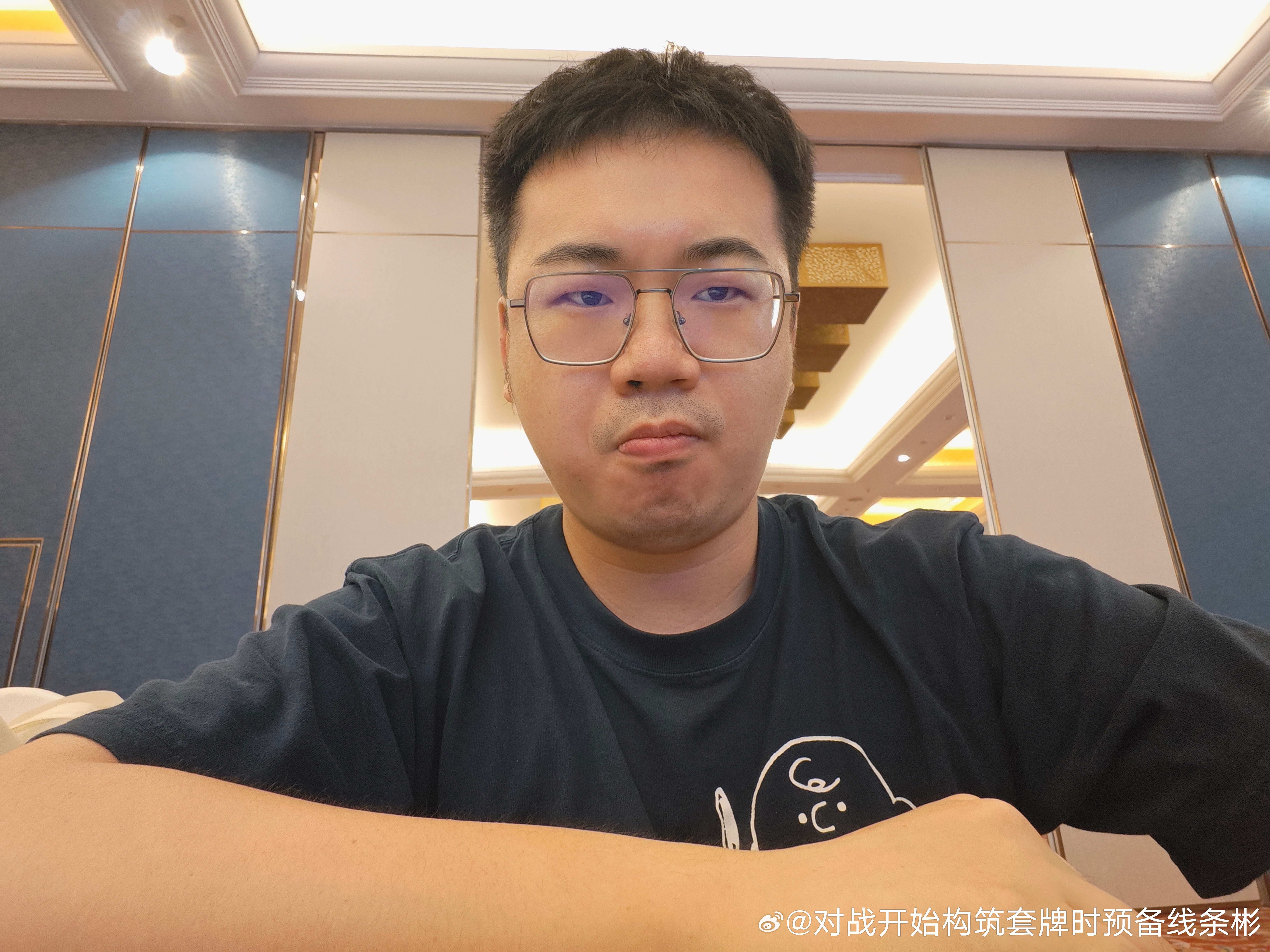 学生说我有白头发我不信他就帮我剪下来了（严肃脸）真的老了啊啊啊啊啊啊啊啊 