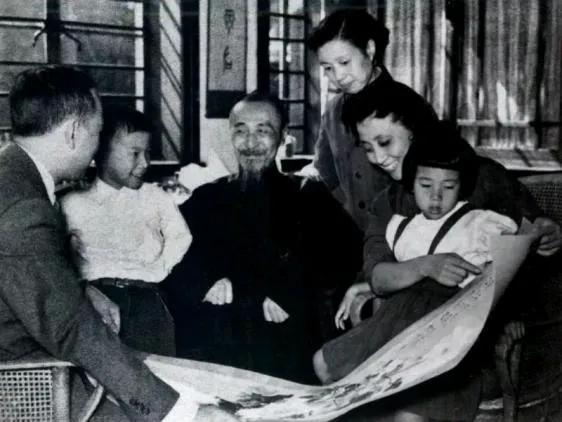 留心看看，这是钱学森家的一张生活照，不知道拍摄于何年，但是家庭氛围很感染人。
钱