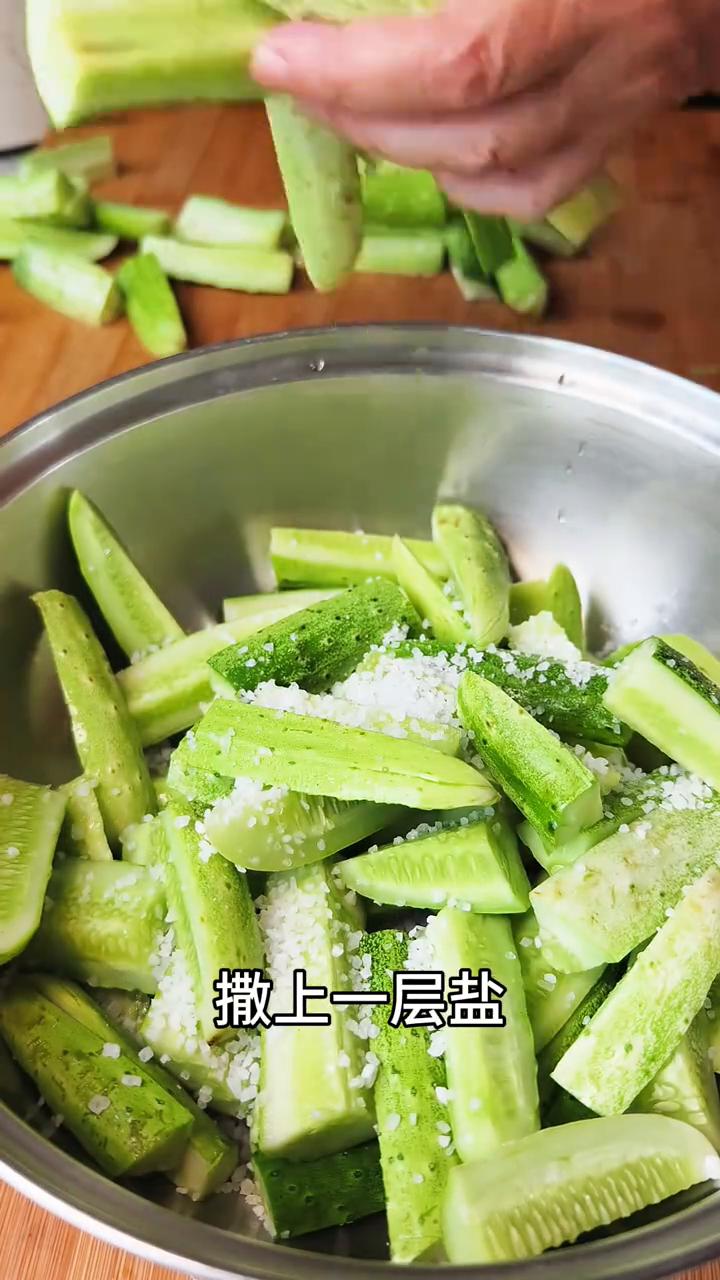 酱油脆黄瓜。
一袋黄瓜一块石头，压好之后就是这样清脆爽口，吃着还一点都不咸的酱油