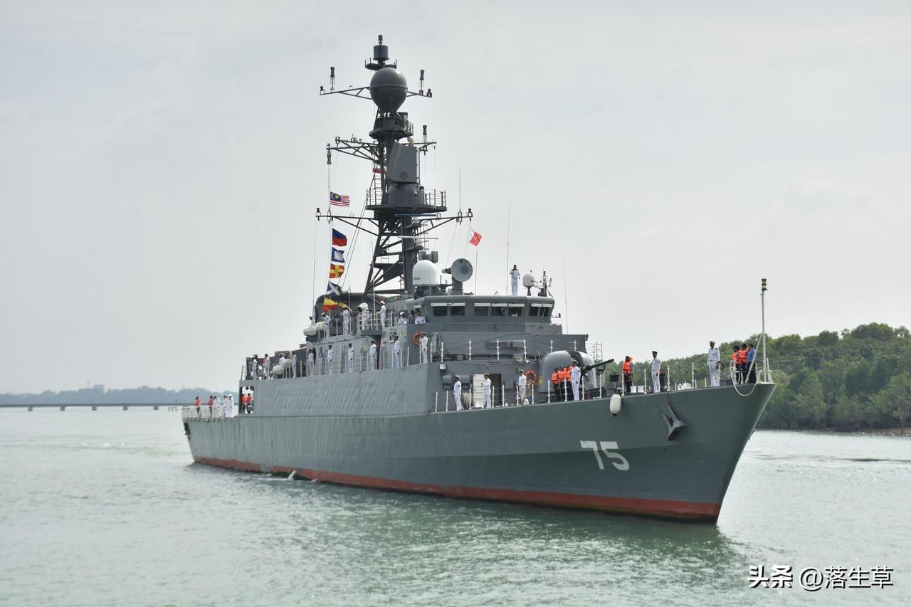 伊朗外交部长阿巴斯·阿拉格奇发文称，伊朗护卫舰“德纳”号（Dena）在国际水域遭