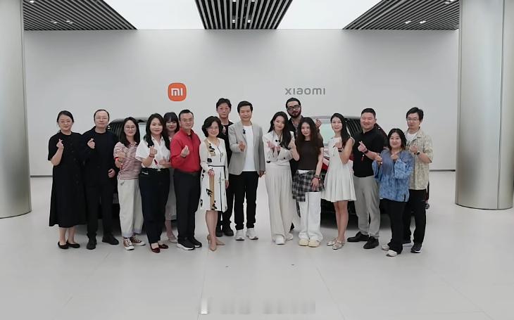 舒淇给小米YU7车主交付 从今天这个直播交车也能看出舒淇的情商是真的很高，两个方