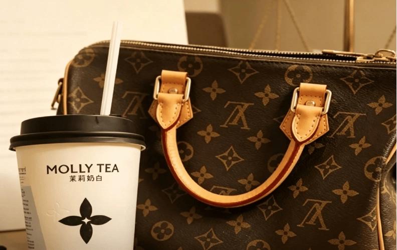 [微风]奢侈品巨头LV在华风光不再增长遇冷，起诉平价国风奶茶茉莉奶白千万索赔引发