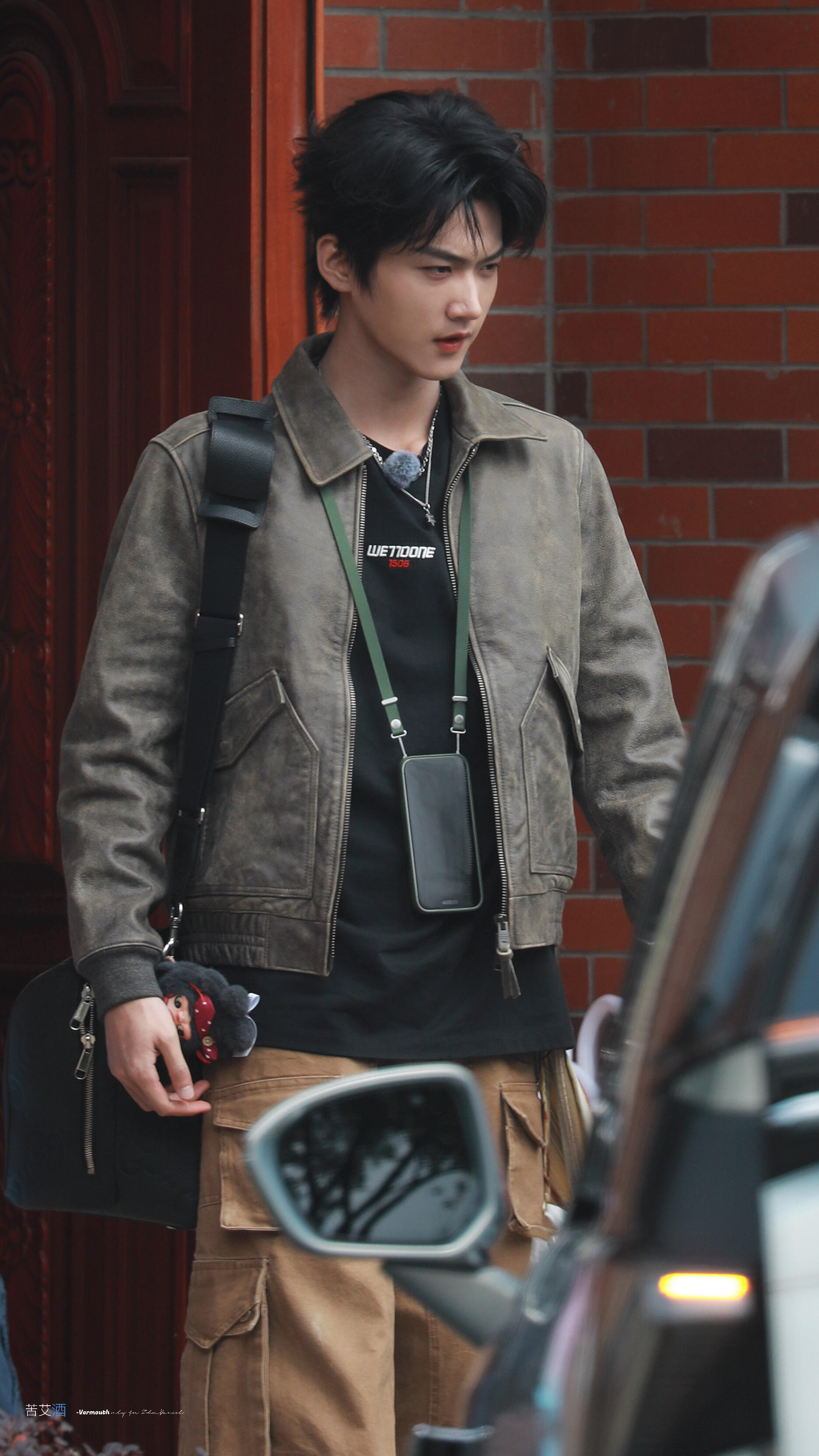 周柯宇下颌线鲨人事件周柯宇复古工装风造型