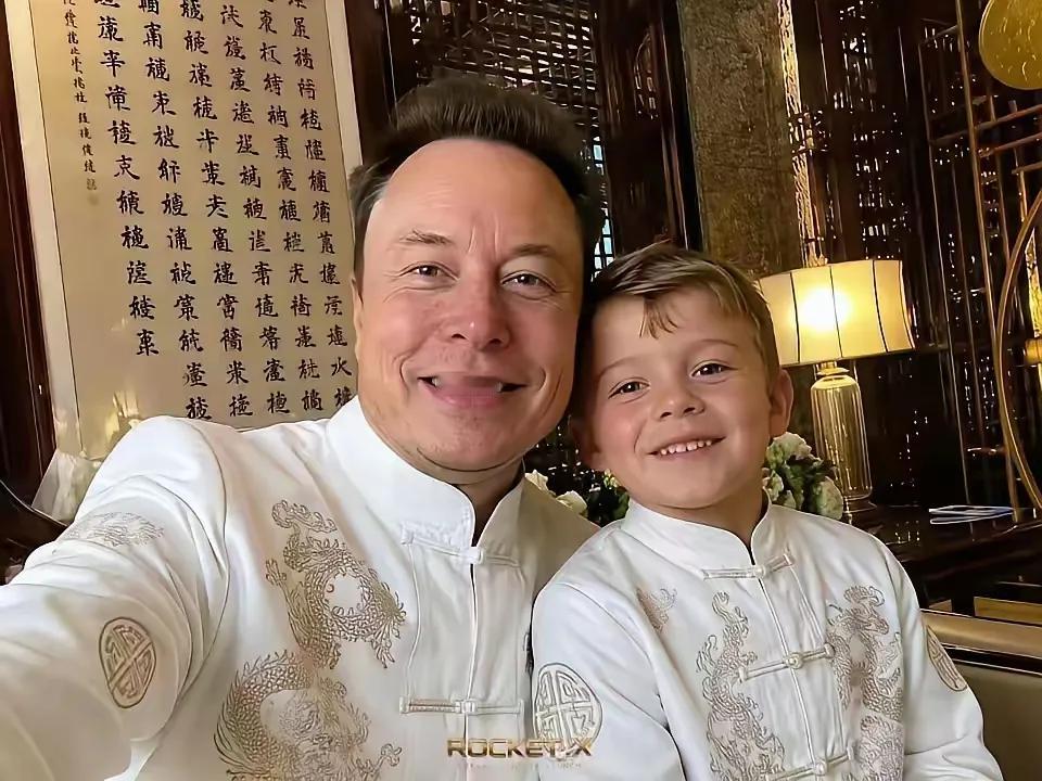 马斯克又晒父子合影了，这次两人都穿着白色中式盘扣上衣，自拍里笑得挺自然。小儿子之