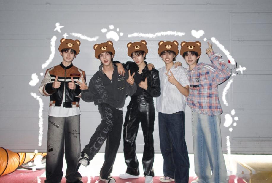TOP登陆少年一路向海的少年TOP团综封面是个人应援色TOP登陆少年团综《一路向