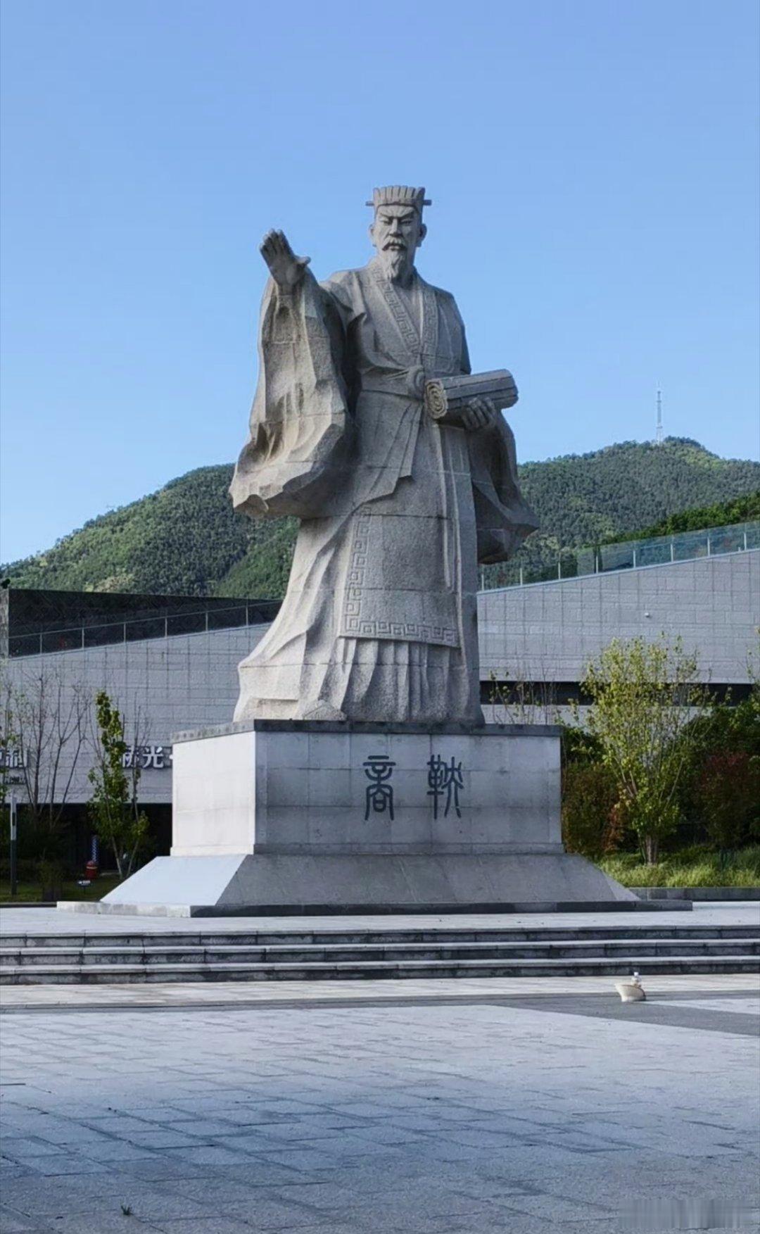 商鞅这种人，也值得立个塑像？千古坏人，驭民五术的始作俑者，贻害千秋。 