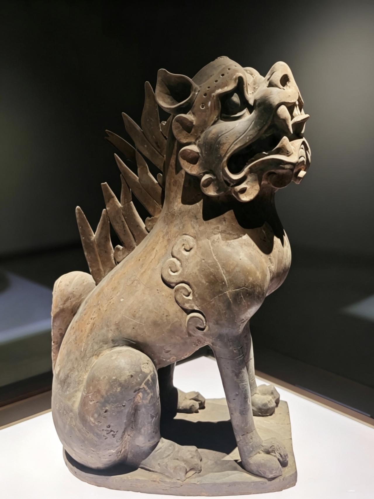 山西博物院拍摄的陶镇墓兽，出土于太原娄睿墓。

墓兽糅合狮虎猛兽的威严神态，蹲守