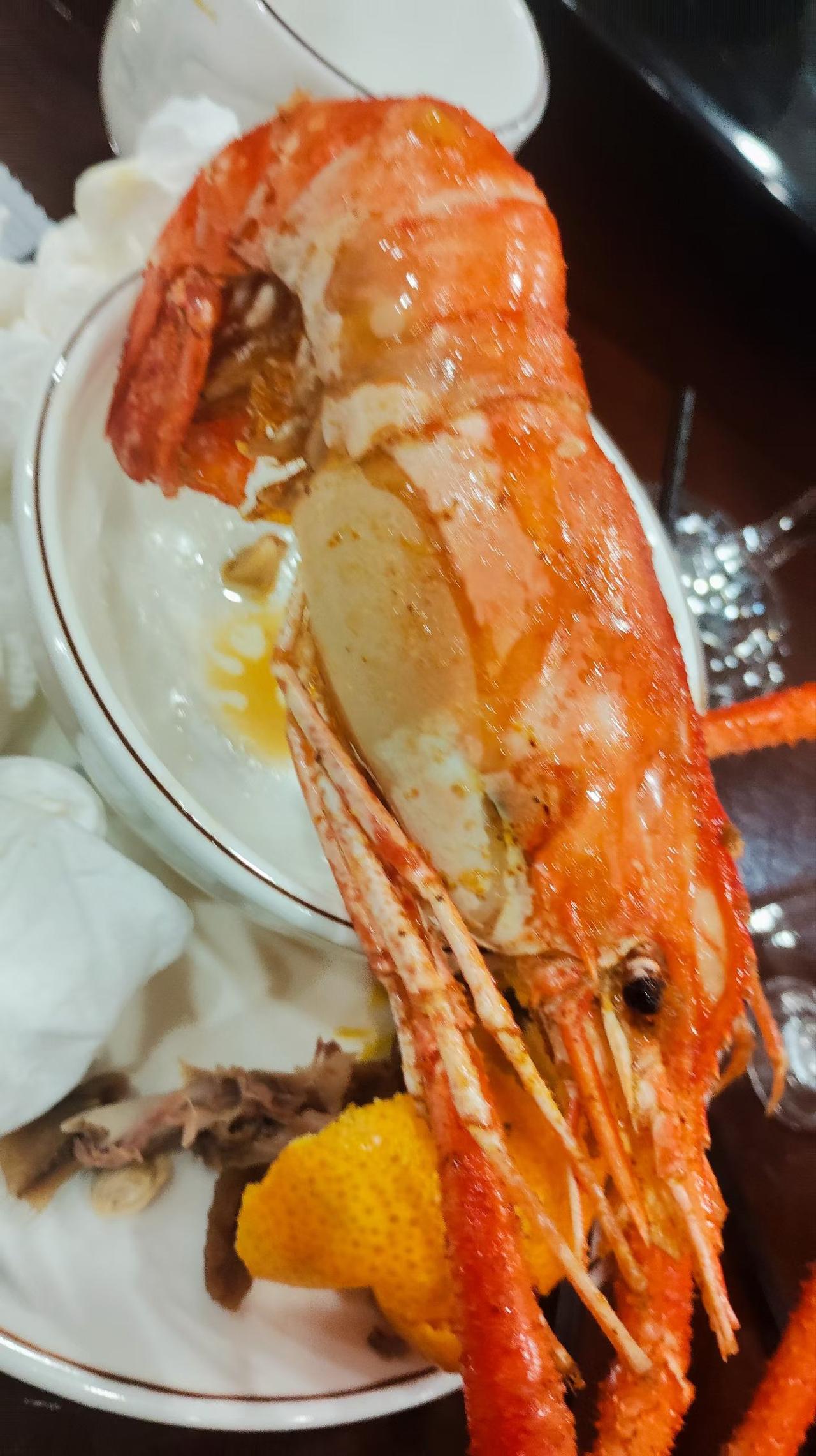 刚吃了一整只烤龙虾，真过瘾！