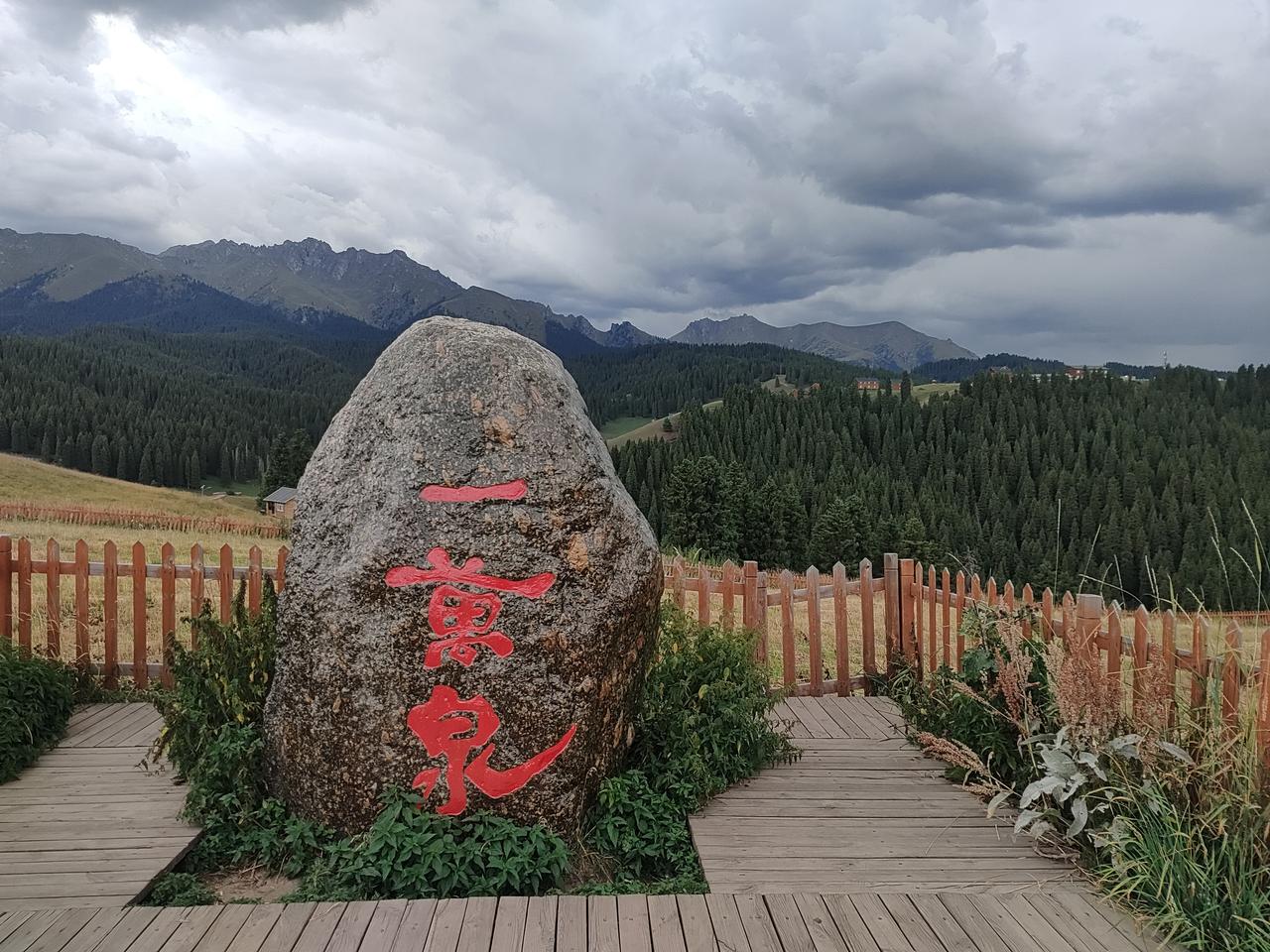 新疆有个一万泉
是兵团6师开垦出来的兵团粮仓
可不要小看哦
那里建设成了小麦生产