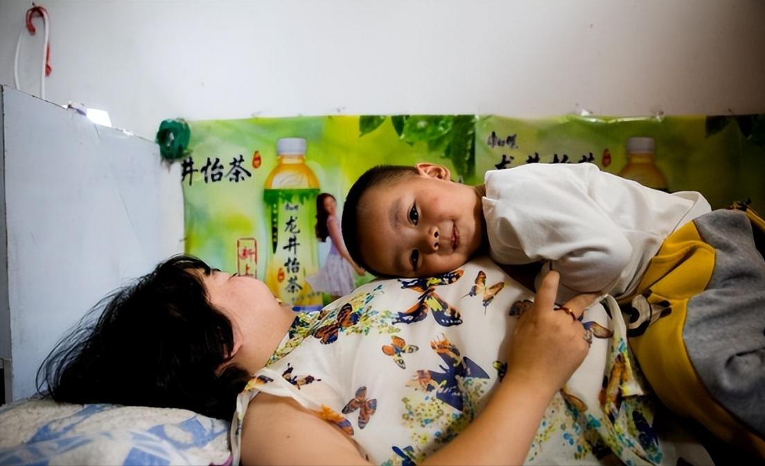 “医学奇迹！”2011年，江西一男子不顾家人反对，娶瘫痪女子。新婚夜前夕，岳母支