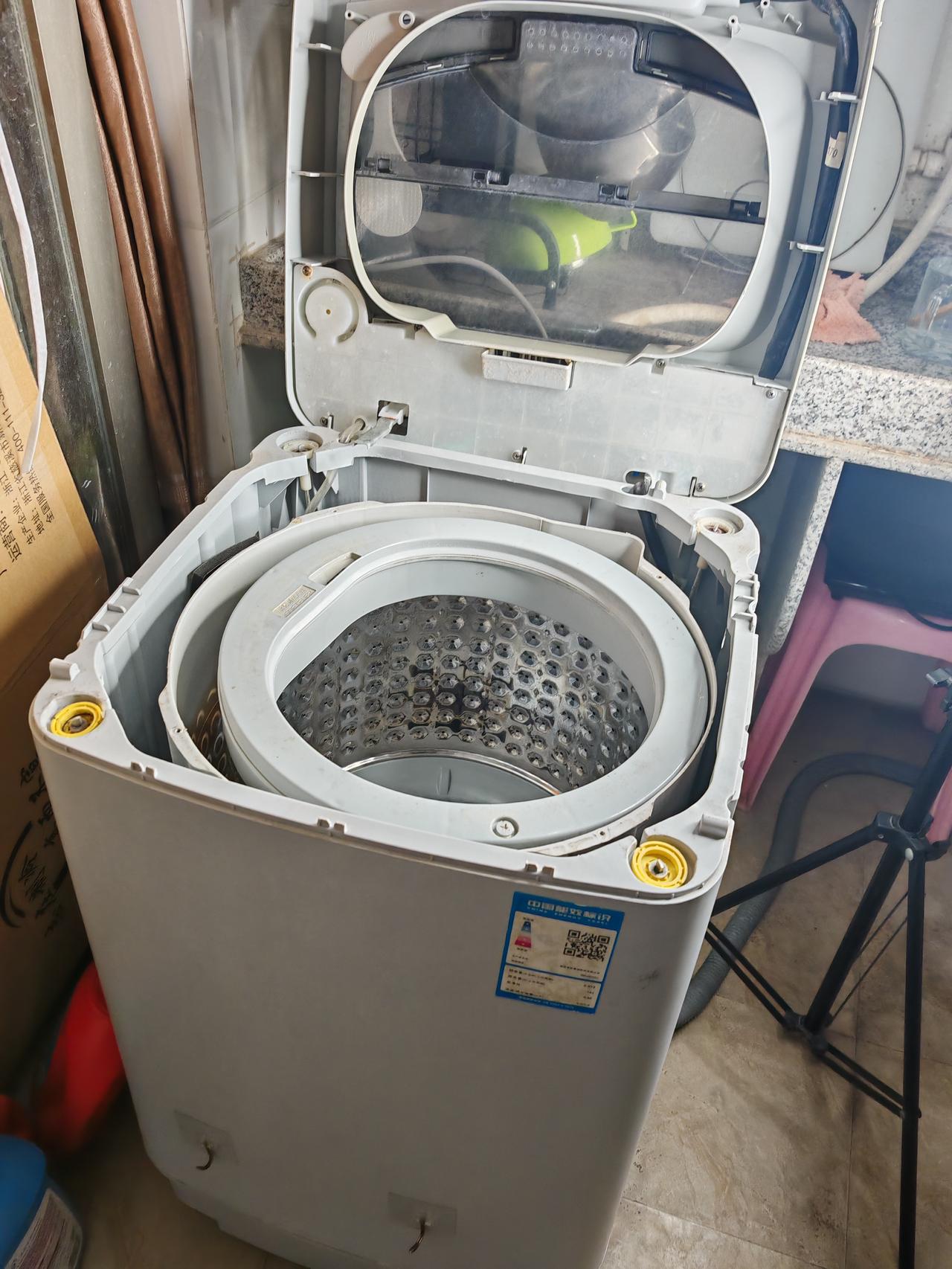 洗衣机内部比粪坑还脏。
花了一个多小时总算把洗衣机拆开洗的干干净净了。距上一次清