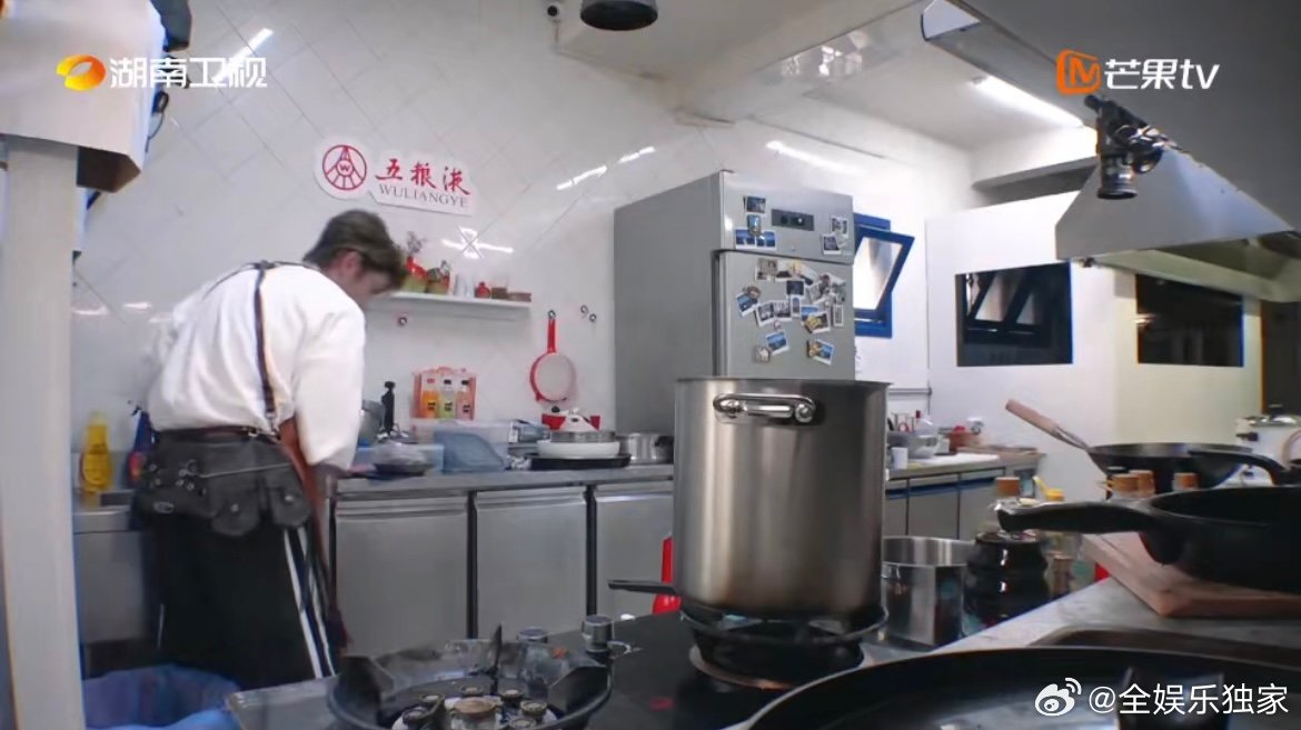 丁禹兮[超话]终于有人看穿了丁禹兮的逞强中餐厅 丁禹兮忍着手上的刺痛，一遍遍擦拭