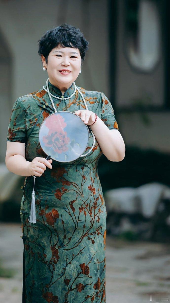 房主任旗袍造型看房主任穿旗袍的样子，突然懂了什么叫 “岁月从不败美人”，红气养人
