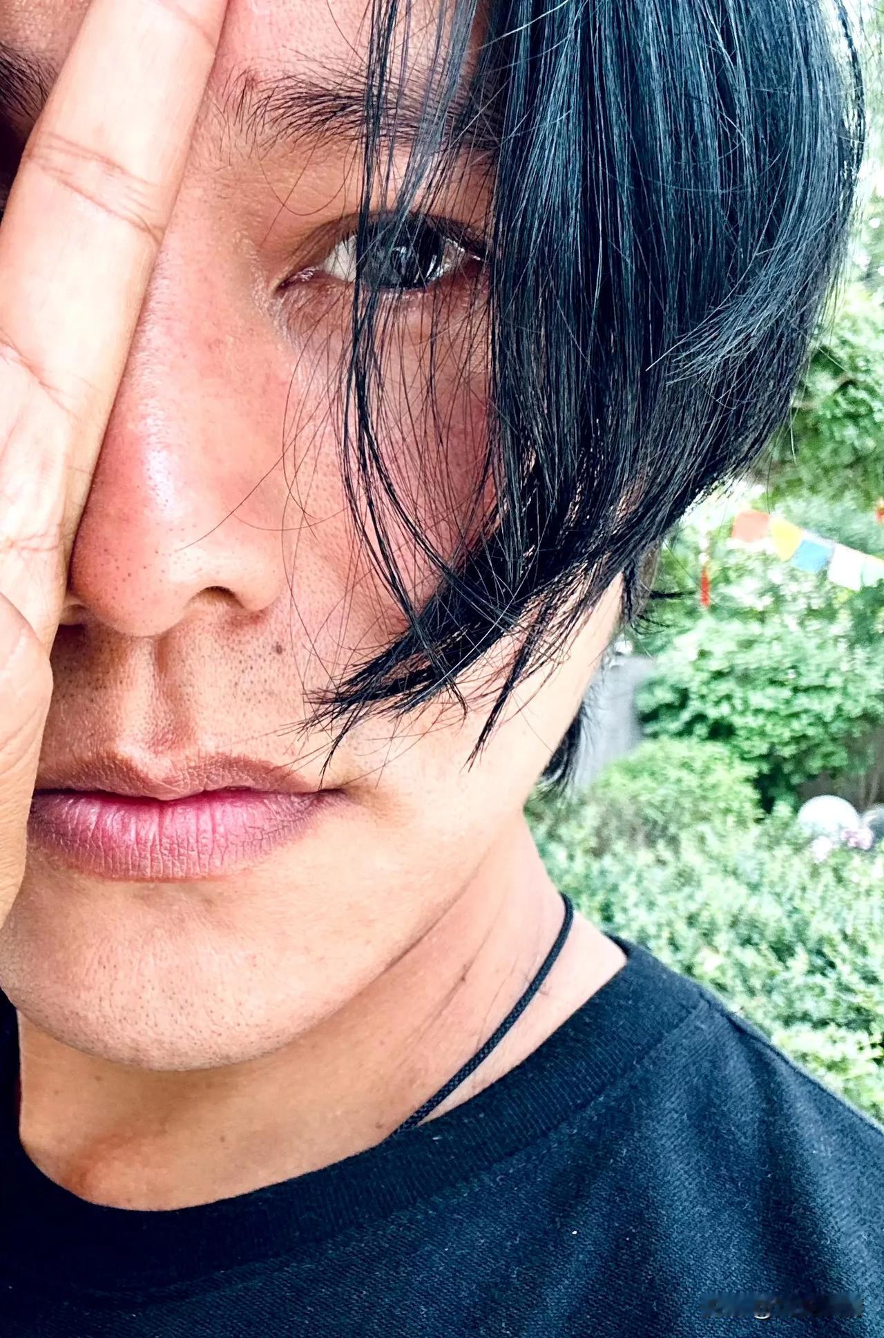 陈坤晒纯素颜自拍！
6月4日，陈坤晒出一张自拍，并且感慨当年他从家乡重庆来北京时